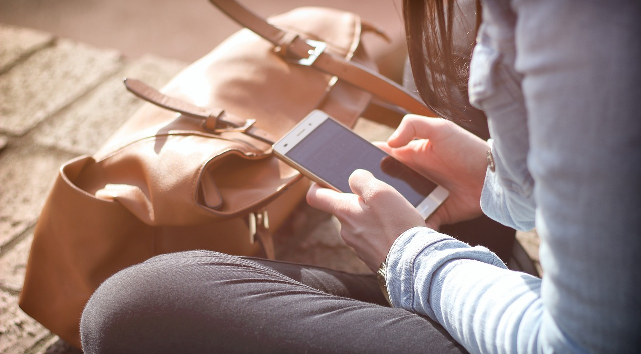 Sexting: între încredere și pericole