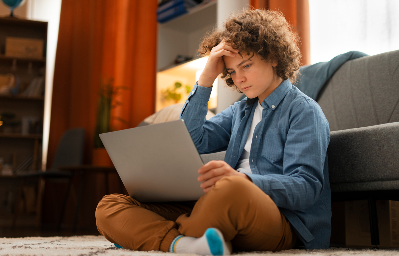 Ce fac dacă copilul meu accesează conținuturi online cu caracter violent?