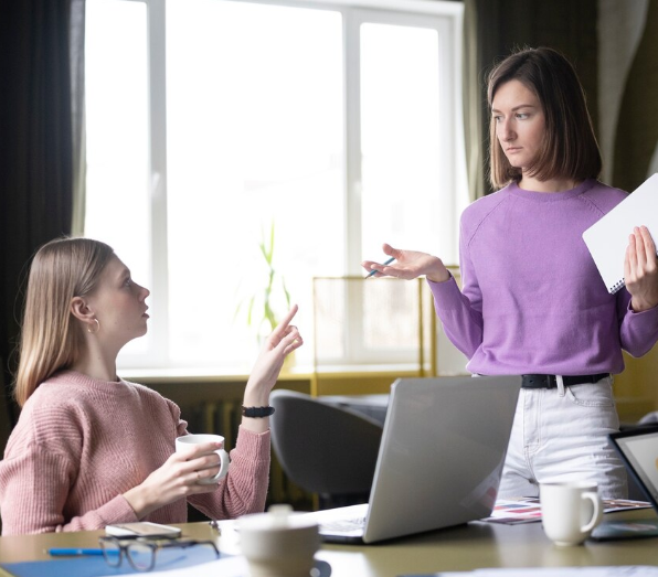 Sunt dirigintă/diriginte. Cum să discut constructiv cu părinții la tema relațiilor online?