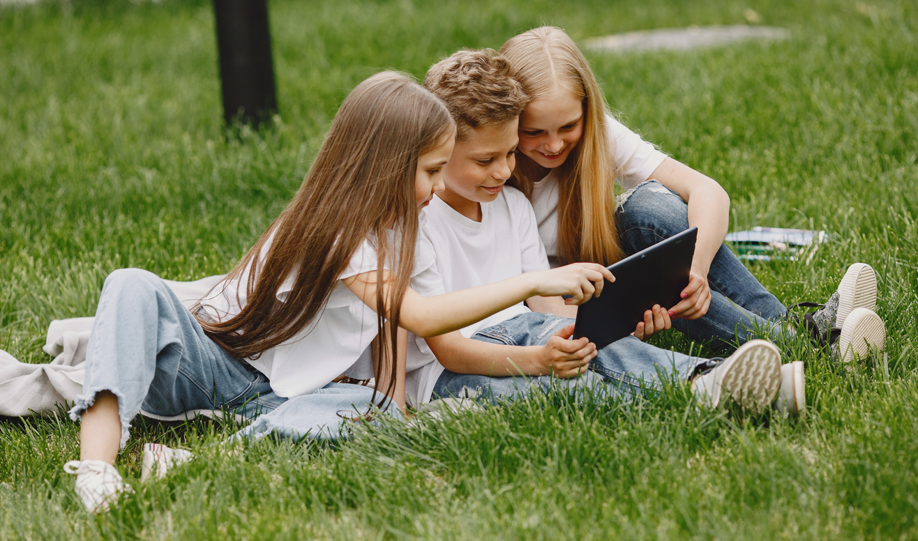 Pregătim elevii pentru o vacanță sigură online